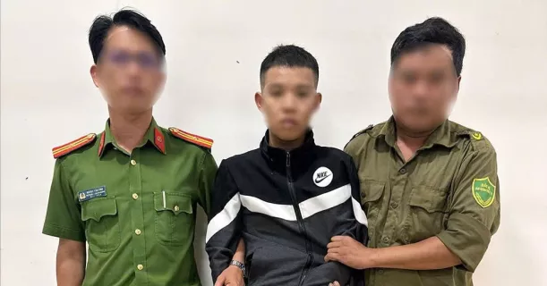 Bắt giữ thanh niên dùng xăng, kiếm tấn công cha ruột và công an